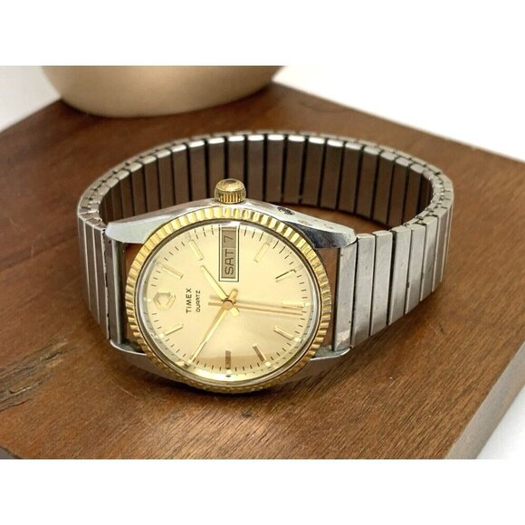 Timex Q Men's Watch Vintage Quartz Gold Dial Day Date 33mm Expansion Ste… - Picture 8 of 14